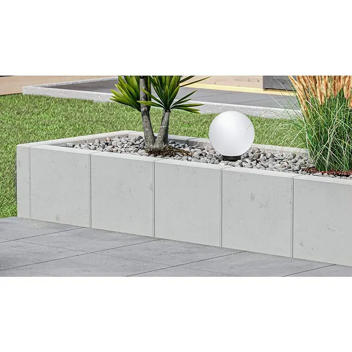 Diephaus L-Stein - 55 cm, 50 cm, Stärke: 12 cm, Grau - Ein erhöhter Garten mit grauen Steinen, einer Kugel und grünen Pflanzen. Die Steine sind rechteckig und bilden einen stabilen Rahmen.