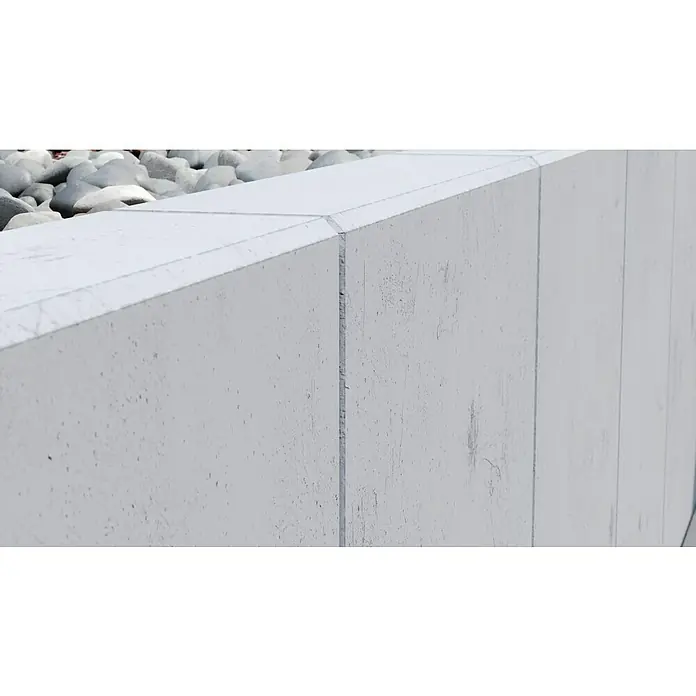Diephaus L-Stein - 80 cm, 50 cm, Stärke: 12 cm, Grau - Nahaufnahme einer grauen Betonmauer mit Fugen und abgerundeten Kanten, ideal für moderne Architektur- und Designprojekte.
