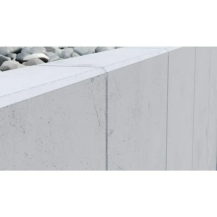 Diephaus L-Stein - 105 cm, 50 cm, Stärke: 12 cm, Grau - Nahaufnahme einer grauen Betonstützmauer, die robuste Stabilität und moderne Ästhetik in Außenbereichen bietet. Die klare Linienführung betont ihre Funktionalität.
