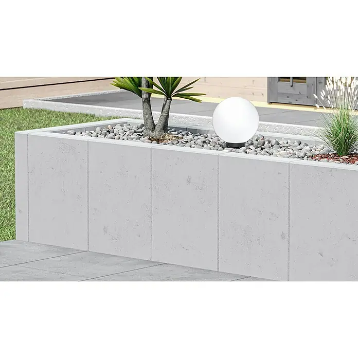 Diephaus L-Stein - 80 cm, 50 cm, Stärke: 12 cm, Grau - Nahaufnahme eines grauen Beton-Pflanzkastens mit Pflanzen, Steinen und einer kugelförmigen Lampe, der eine stilvolle Gartengestaltung zeigt.