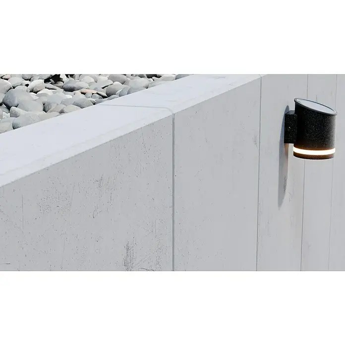 Diephaus L-Stein - 205 cm, 50 cm, Stärke: 12 cm, Grau - Diese Nahaufnahme zeigt eine moderne Außenwandleuchte, die an einer grauen Betonwand befestigt ist und eine gemütliche Beleuchtung bietet.