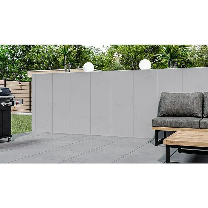 Diephaus L-Stein - 155 cm, 50 cm, Stärke: 12 cm, Grau - Ein Außenbereich mit einem modernen grauen Sofa, einem Grill und einer stilvollen Betonwand, die eine entspannende Atmosphäre schafft.