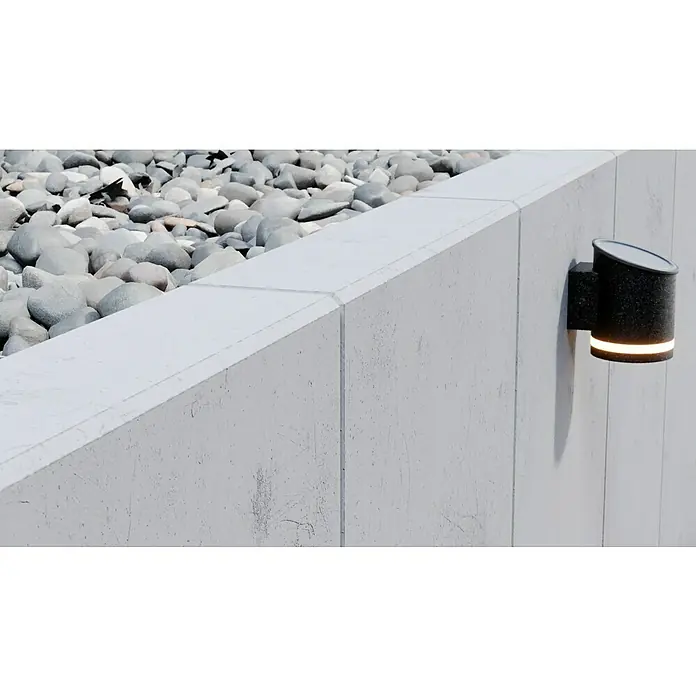 Diephaus L-Stein - 180 cm, 50 cm, Stärke: 12 cm, Grau - Moderne Außenwandleuchte mit warmem Lichtschein an einer grauen Betonmauer. Die Leuchte beleuchtet stilvoll den Außenbereich und sorgt für Ambiente.