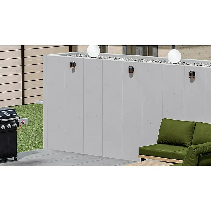 Diephaus L-Stein - 205 cm, 50 cm, Stärke: 12 cm, Grau - Außenbereich mit Grill, grauem Sofa und kugelförmigen Lampen auf einer grauen Steinmauer, die eine gemütliche Atmosphäre schafft.
