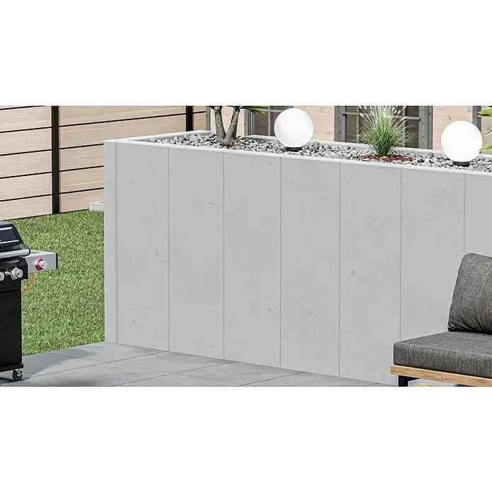 Diephaus L-Stein - 155 cm, 50 cm, Stärke: 12 cm, Grau - Ein erhöhter, grauer Pflanzkasten mit Pflanzen und kugelförmigen Lampen, der einen modernen Gartenbereich schmückt.