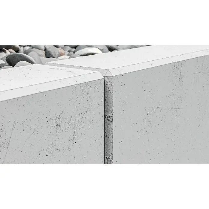 Diephaus L-Stein - 55 cm, 50 cm, Stärke: 12 cm, Grau - Nahaufnahme einer grauen Betonbegrenzungsmauer mit rauher Oberfläche und kleinen Steinen im Hintergrund. Detailaufnahme der Oberflächenstruktur.