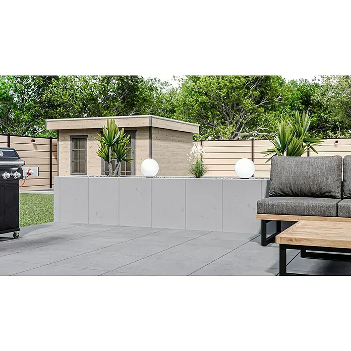 Diephaus L-Stein - 80 cm, 50 cm, Stärke: 12 cm, Grau - Eine Nahaufnahme eines Gartenbereichs mit Grill, Betonmauer, Beleuchtung, Pflanzen und einer Holzhütte.