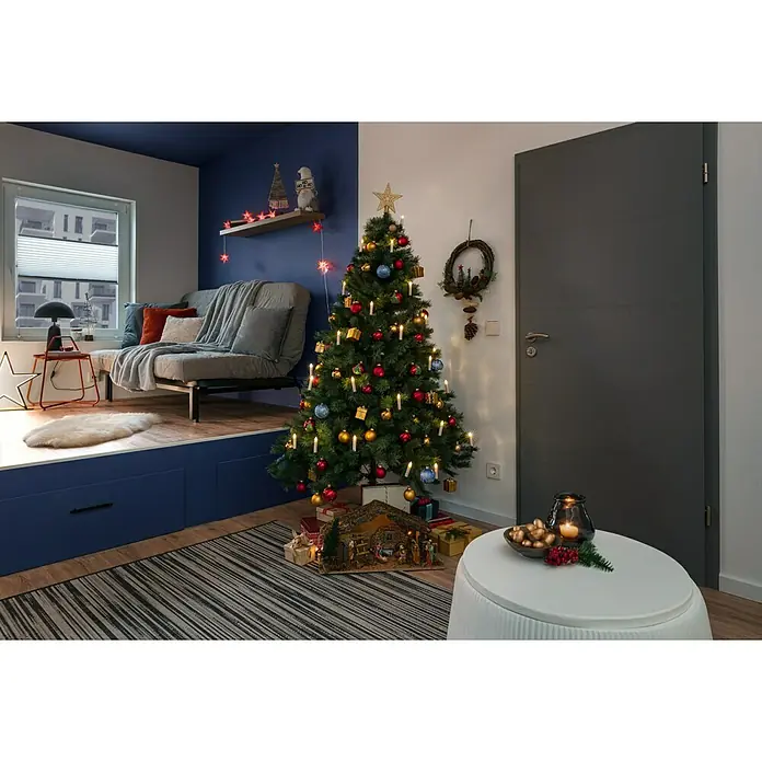 SCHÖNER WOHNEN-Farbe Wandfarbe DesignfarbeSanftes Seidengrau, Matt, 100 ml, Konservierungsmittelfrei - Festlich geschmücktes Wohnzimmer mit Weihnachtsbaum, Krippe und gemütlicher Beleuchtung, das eine warme Weihnachtsstimmung verbreitet.