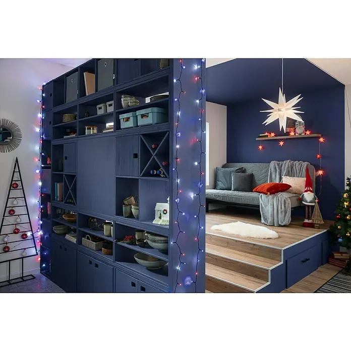swingcolor Buntlack Acryl - Enzianblau, Seidenmatt, 375 ml, Wasserbasiert - Blaue Aufbewahrungseinheit mit Regalen und Schränken in einem gemütlichen Wohnzimmer mit Weihnachtsdekoration und einem bequemen Sofa.