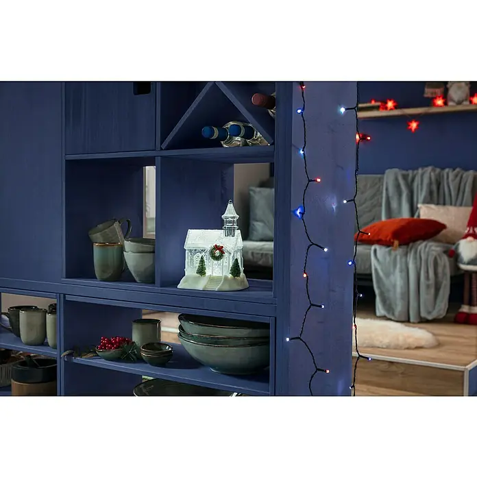 swingcolor Buntlack Acryl - Enzianblau, Seidenmatt, 375 ml, Wasserbasiert - Dekorative blaue Regale mit einer beleuchteten Kirche, Tassen und Schalen, die eine festliche und gemütliche Atmosphäre schaffen.