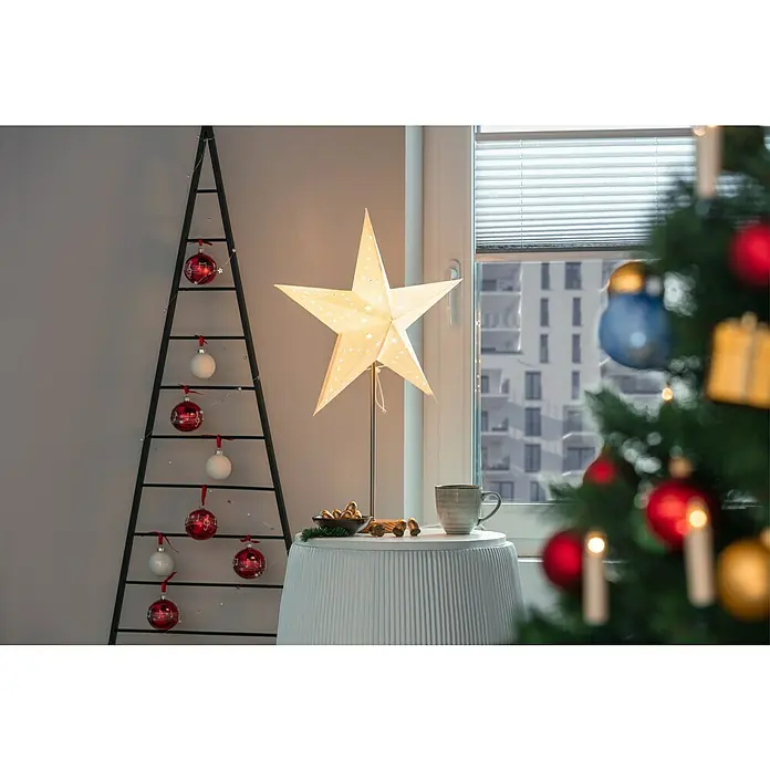 Metall-Weihnachtsbaum - Höhe: 150 cm, Anthrazit, Metall - Weihnachtliche Szene mit einem alternativen Baum aus einer Leiter, einem Sternleuchter und einer festlichen Dekoration auf einem Tisch.