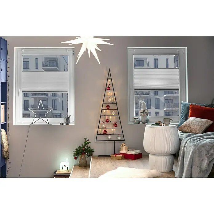 Metall-Weihnachtsbaum - Höhe: 150 cm, Anthrazit, Metall - Ein gemütliches Wohnzimmer mit einem modernen Weihnachtsbaum, stilvollen Fensterdekorationen und weichen Kissen für eine festliche Atmosphäre.