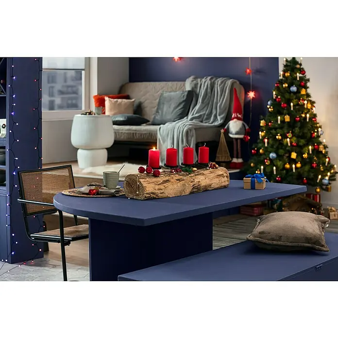 swingcolor Buntlack Acryl - Enzianblau, Seidenmatt, 375 ml, Wasserbasiert - Aufnahme eines festlich gedeckten Tisches mit Adventskranz, umgeben von weihnachtlicher Dekoration und einem geschmückten Weihnachtsbaum.