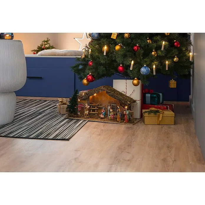 swingcolor Buntlack Acryl - Enzianblau, Seidenmatt, 375 ml, Wasserbasiert - Festliche Weihnachtsszene mit einer detailreichen Krippe, eleganten Geschenken und einem geschmückten Weihnachtsbaum, die eine warme, einladende Atmosphäre schaffen.