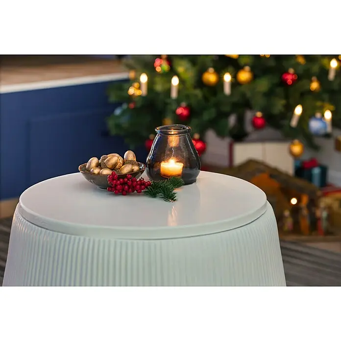 Schale TaboØ x H: 11,5 x 3,5 cm, Grün - Nahaufnahme eines stilvollen Tisches mit festlicher Dekoration, darunter Kerze, Beeren und goldene Nüsse, vor einem Weihnachtsbaum.