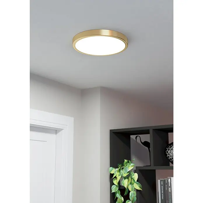 Eglo LED-Deckenleuchte rund FUEVA 5 - 20,5 W, Ø x H: 285 mm x 2,8 cm, Gold, Warmweiß - Nahaufnahme einer modernen, goldenen Deckenleuchte, die ein warmes, einladendes Licht in einem stilvollen Raum verbreitet.