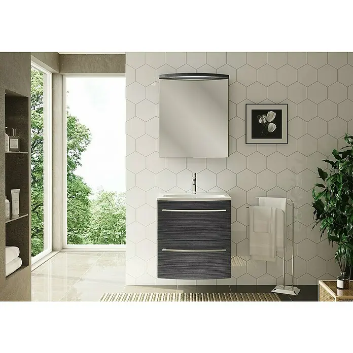 Camargue Swing Badmöbel-Set SW622D - Gesamtbreite Badmöbel: 60 cm, Dark Oak, Matt, 3 -tlg. - Modernes Badezimmer-Interieur mit einem Waschtischunterschrank in Grau, einem beleuchteten Spiegel und hexagonalen Wandfliesen für ein stilvolles Ambiente.
