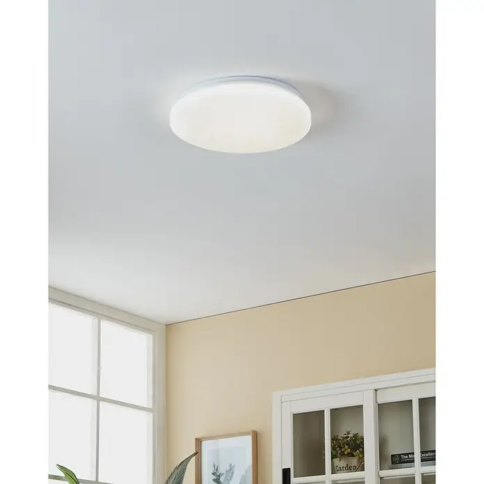 Eglo LED-Deckenleuchte rund Kristall - 18 W, Ø x H: 31 x 5,5 cm, Neutralweiß - Eine runde Deckenleuchte mit weißem Rahmen an einer weißen Decke sorgt für helles Licht im Raum. Sie ist elegant und funktional.