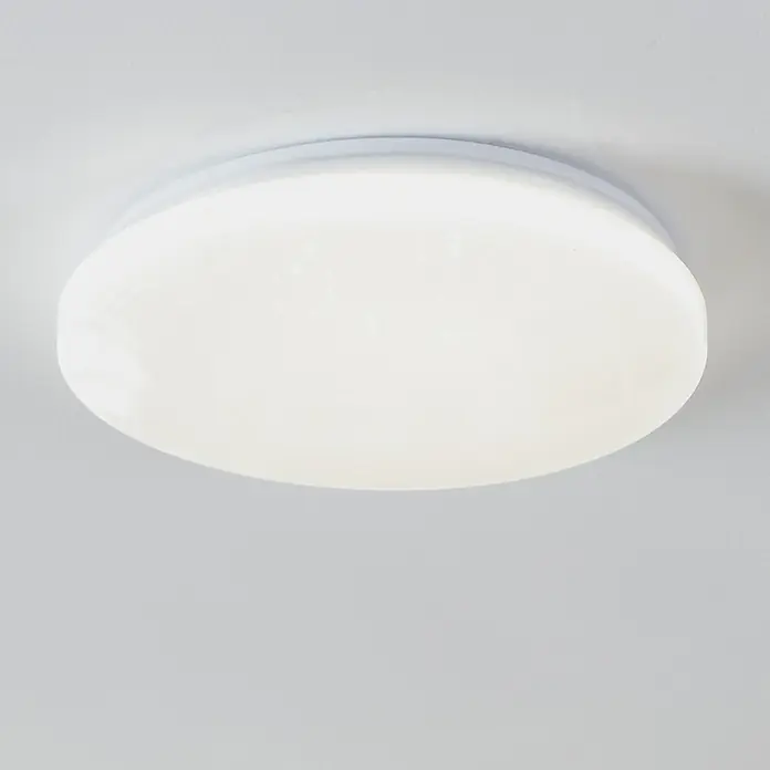 Eglo LED-Deckenleuchte rund Kristall - 18 W, Ø x H: 31 x 5,5 cm, Neutralweiß - Diese Nahaufnahme zeigt eine flache, runde Deckenleuchte mit weißem Rahmen, die an einer weißen Decke befestigt ist und ein weiches, diffuses Licht spendet.