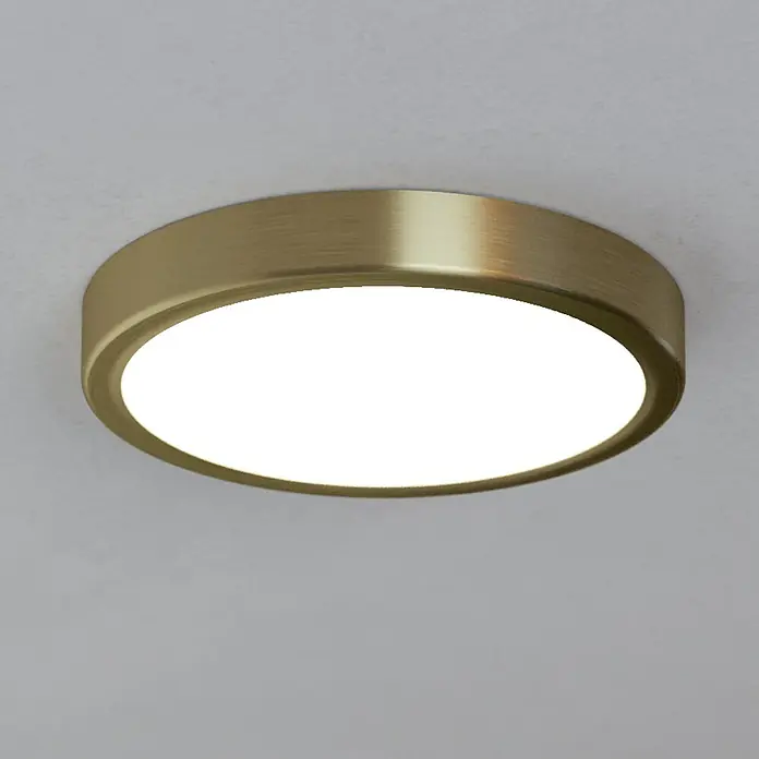Eglo LED-Deckenleuchte rund FUEVA 5 - 17 W, Ø x H: 210 mm x 2,8 cm, Gold, Warmweiß - Nahaufnahme einer runden, goldenen Deckenleuchte mit einem hellen, leuchtenden, weißen Licht, montiert an einer Decke.