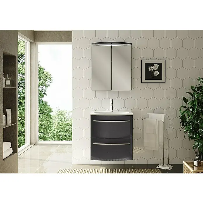 Camargue Swing LED-Spiegelschrank - B x H: 60 x 70,5 cm, Mit Beleuchtung, Grafit - Ein modernes Badezimmer mit einem grauen Waschtischunterschrank und einem Spiegelschrank, beleuchtet mit einem runden LED-Licht. Die weißen Handtücher hängen bereit.