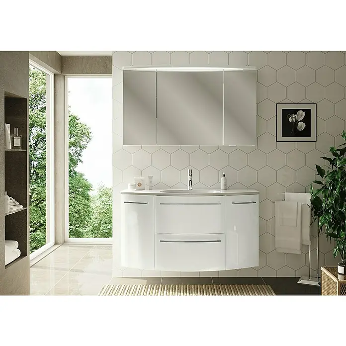 Camargue Swing LED-Spiegelschrank - B x H: 120 x 70,5 cm, Mit Beleuchtung, Weiß - Modernes Badezimmer mit weißem Waschtischunterschrank, Spiegelschrank und Blick ins Grüne. Elegantes Design für ein stilvolles Ambiente im Bad.