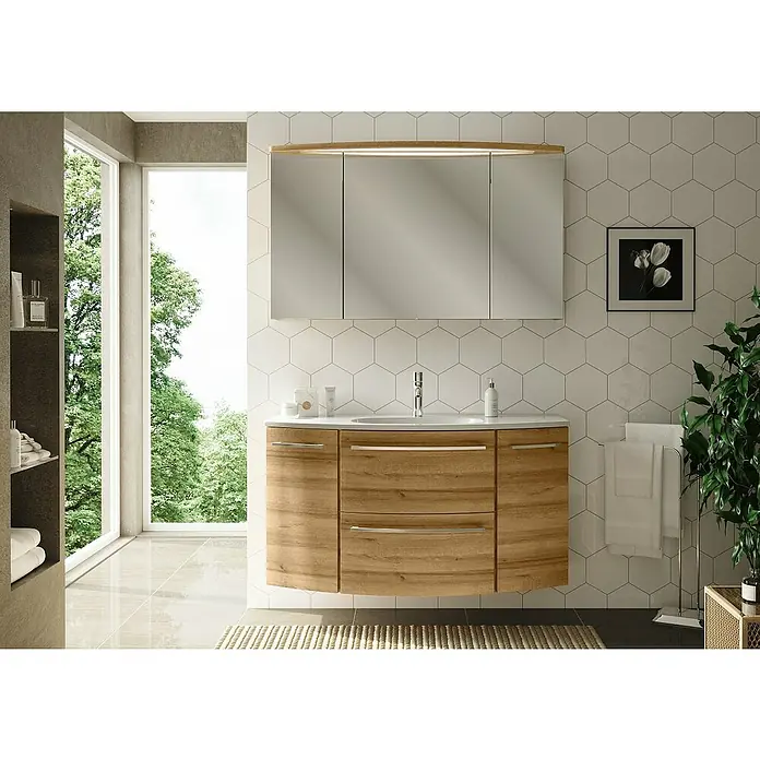 Camargue Swing LED-Spiegelschrank - B x H: 120 x 70,5 cm, Mit Beleuchtung, Berg Eiche - Badezimmereinrichtung mit Waschtischunterschrank in Holzoptik, Spiegelschrank und Fenster mit Blick ins Grüne.