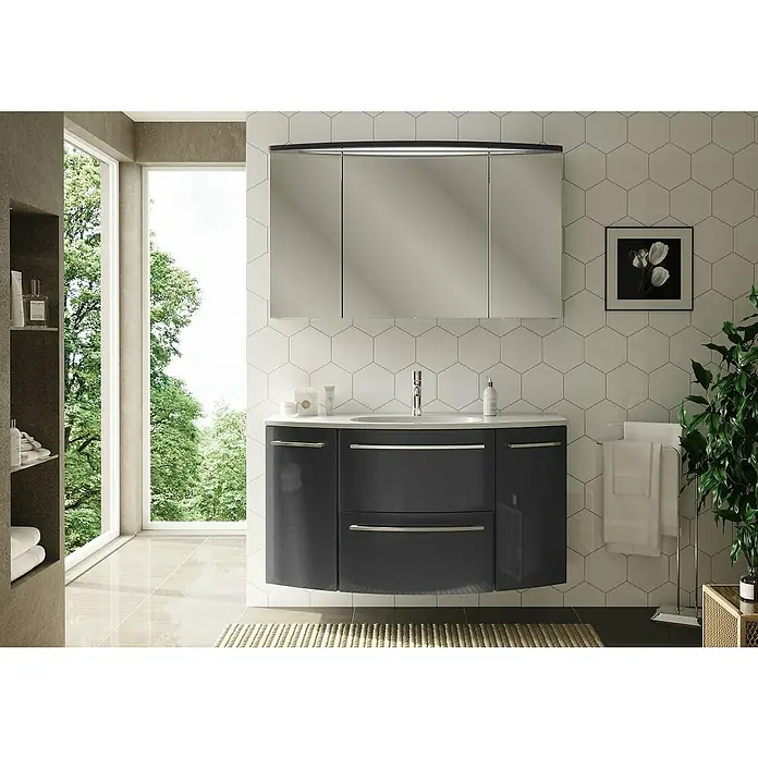 Camargue Swing LED-Spiegelschrank - B x H: 120 x 70,5 cm, Mit Beleuchtung, Grafit - Elegantes Badezimmer-Interieur mit einem stilvollen, grauen Waschtisch mit Schubladen und einem passenden Spiegelschrank über dem Waschbecken.