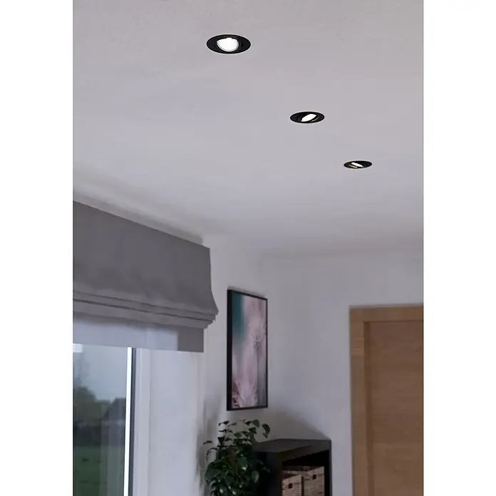Eglo LED-Einbauleuchte SALICETO - Warmweiß, Durchmesser: 8,8 cm, Schwarz, 3 Stk. - Nahaufnahme von drei modernen, schwarzen Deckenleuchten, die ein stilvolles und helles Ambiente in einem hellen Raum schaffen.