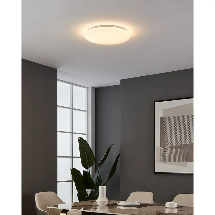 Eglo LED-Deckenleuchte RENDE rund - 19,5 W, L x B x H: 38 x 38 x 6 cm, Weiß, Warmweiß, Rund - Diese Aufnahme zeigt eine moderne Deckenleuchte, die ein sanftes, diffuses Licht in einem stilvollen Interieur verbreitet.