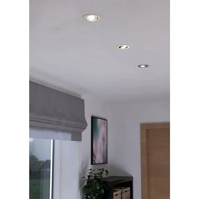 Eglo LED-Einbauleuchte SALICETO - Warmweiß, Durchmesser: 8,8 cm, Nickel-matt, 3 Stk. - Drei eingelassene Deckenleuchten erhellen einen Raum mit grauem Rollo, Kunstwerk und Holztür, die eine moderne und helle Atmosphäre schaffen.
