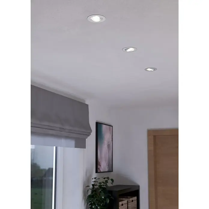 Eglo LED-Einbauleuchte SALICETO - Warmweiß, Durchmesser: 8,8 cm, Weiß, 3 Stk. - Das Bild zeigt drei moderne, kreisförmige Deckenleuchten, die in einer Reihe an einer weißen Decke installiert sind und den Raum beleuchten.