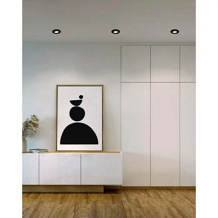 Eglo LED-Einbauleuchte PINEDA - Warmweiß, Durchmesser: 8,4 cm, Schwarz, 3 Stk. - Deckenleuchten setzen Akzente in einem modernen Raum mit minimalistischem Kunstwerk und Holzboden.