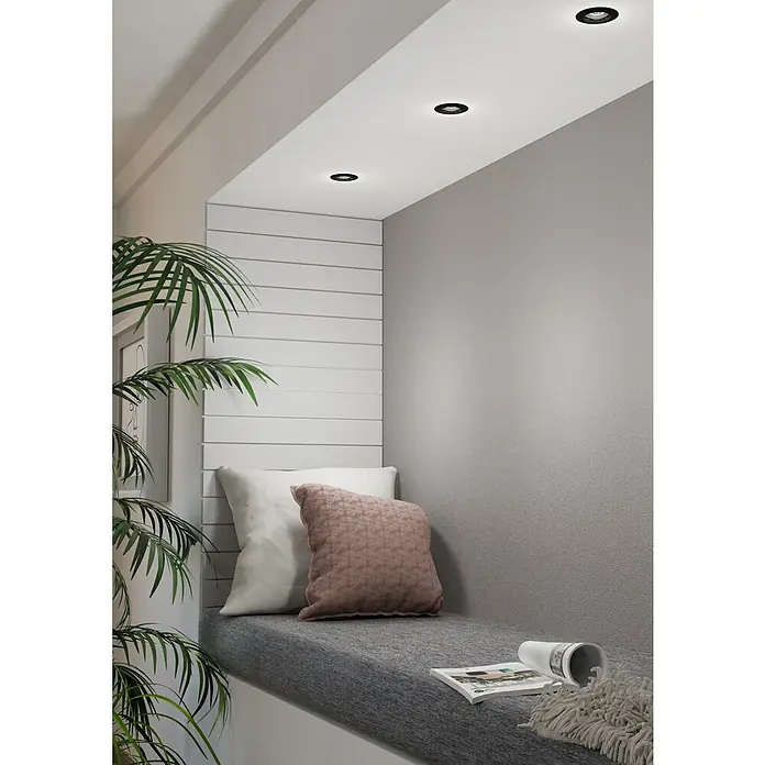 Eglo LED-Einbauleuchte PENETO - Warmweiß, Durchmesser: 7,8 cm, 3 Stk. - Ein gemütlicher Lesebereich mit eingelassenen Deckenleuchten, Kissen und einer Pflanze schafft eine entspannende Atmosphäre.