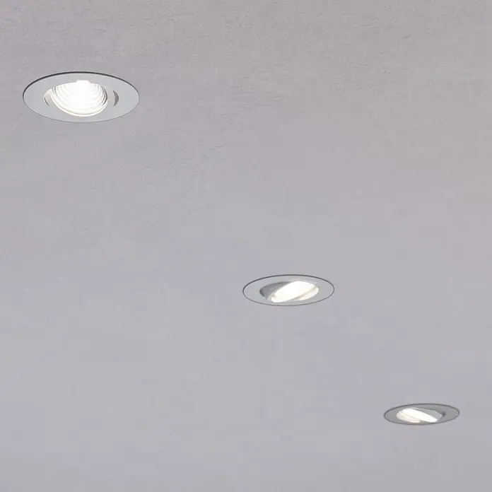 Eglo LED-Einbauleuchte SALICETO - Warmweiß, Durchmesser: 8,8 cm, Weiß, 3 Stk. - Deckenansicht mit drei eingelassenen Strahlern, die ein helles, gerichtetes Licht spenden. Die Strahler sind modern und minimalistisch gestaltet.