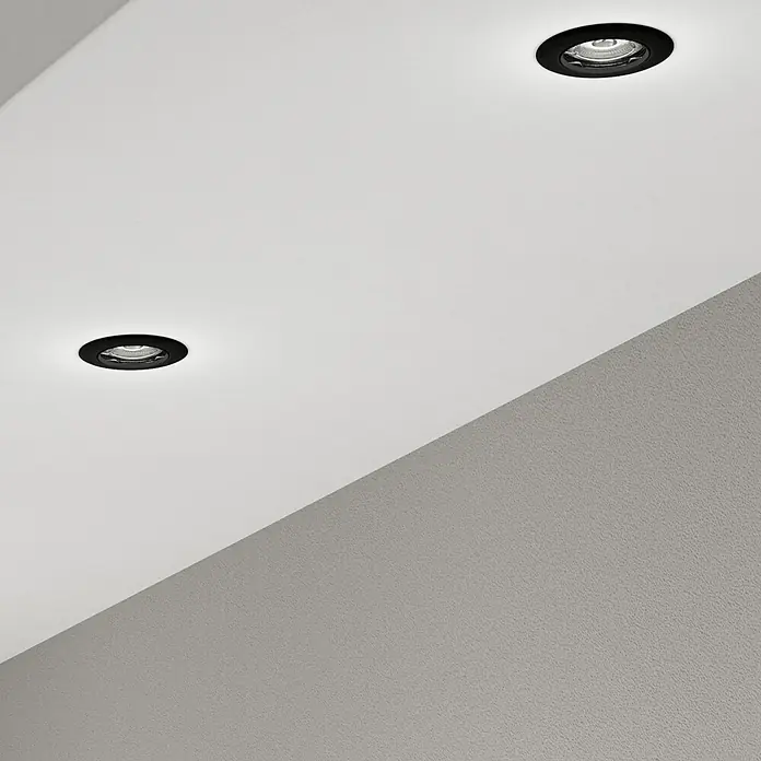 Eglo LED-Einbauleuchte PENETO - Warmweiß, Durchmesser: 7,8 cm, 3 Stk. - Zwei schwarze Einbaustrahler in einer weißen Decke mit einer grauen Wand. Die Strahler sorgen für eine elegante Beleuchtung im Raum.