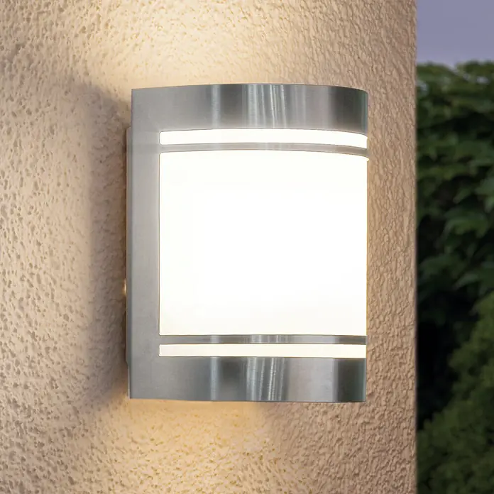 Außenwandleuchte - 40 W, 140 x 105 x 165 mm, Weiß, IP44 - Moderne Außenleuchte aus Edelstahl mit hellem Licht und klarem Design für stilvolle Beleuchtung im Außenbereich.