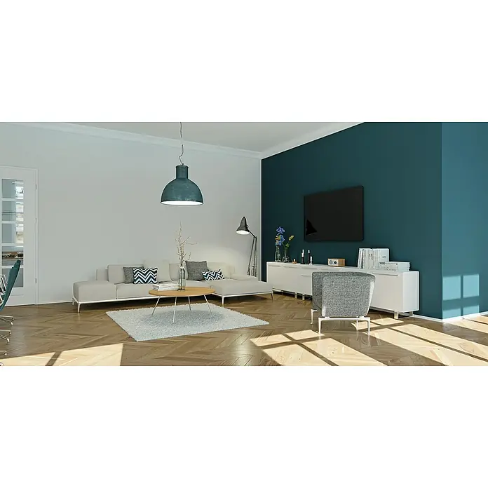 swingcolor Farbtester SIMPLY Wohnraumfarbe - Blau - Nr. 18, Matt, 50 ml - Wohnzimmer mit modernem Sofa, TV-Wand in Petrol und minimalistischer Einrichtung, akzentuiert durch eine stilvolle Hängelampe und Teppich.