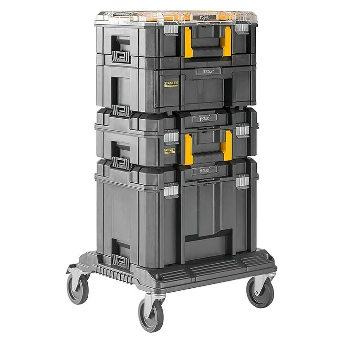 Stanley FatMax Caja profesional con ruedas FMST1-80107 - L x An x Al: 46 x 55 x 81 cm, Polipropileno - Una pila de cajas de herramientas STANLEY FATMAX sobre una base rodante para facilitar el transporte y la organización.