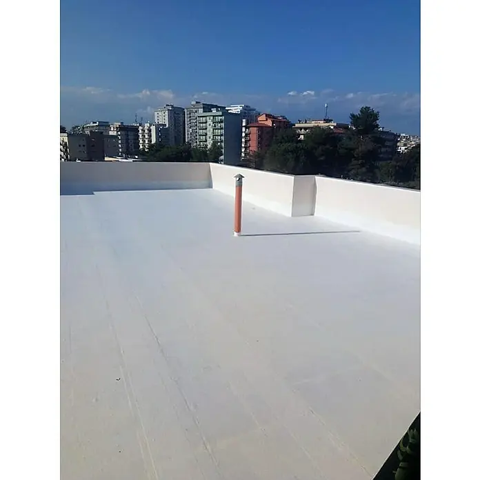 Soprema Impermeabilizante Campolin Fiber - Blanco, 5 kg - Vista desde una azotea con sellado blanco hacia la ciudad circundante bajo un cielo azul, resaltando el sellador blanco.
