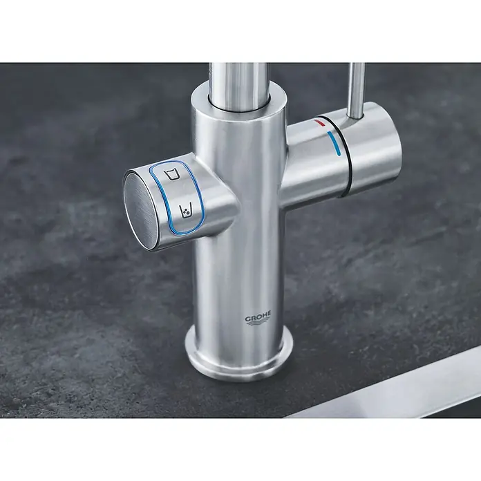 Grohe Spültischarmatur Blue Home - Höhe: 39,3 cm, U-Auslauf, Supersteel, Matt, Schwenkbar - Nahaufnahme einer GROHE Küchenarmatur aus gebürstetem Edelstahl mit einem seitlichen Bedienknopf und Temperaturregler.