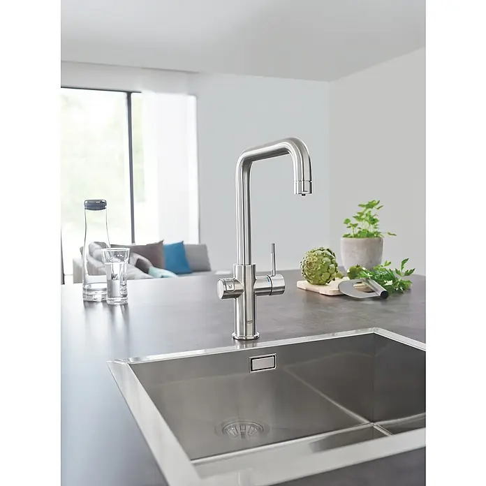 Grohe Spültischarmatur Blue Home - Höhe: 37,3 cm, U-Auslauf, Supersteel, Matt, Schwenkbar - Edle Küchenarmatur aus Edelstahl neben einer modernen Spüle. Das Design ist minimalistisch und elegant, perfekt für eine stilvolle Küche.