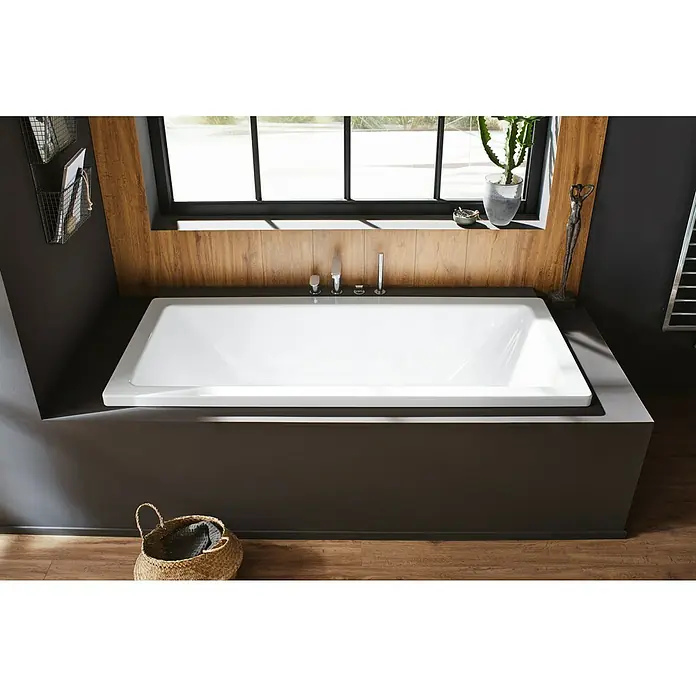 Kaldewei Badewanne Conoduo - 200 x 100 cm, Stahl-Email, Weiß - Elegantes Badezimmer mit einer modernen, rechteckigen Badewanne, die in einem stilvollen, dunklen Podest eingelassen ist. Das Design wird durch Holzelemente ergänzt.