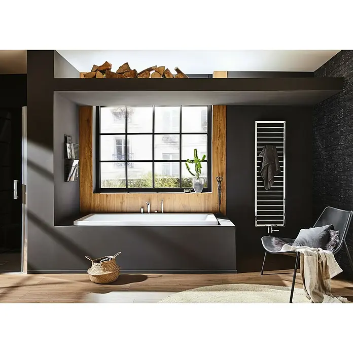 Kaldewei Badewanne Conoduo - 200 x 100 cm, Stahl-Email, Weiß - Elegantes Badezimmer mit freistehender Badewanne unter einem Fenster und einem Handtuchwärmer an der Wand.