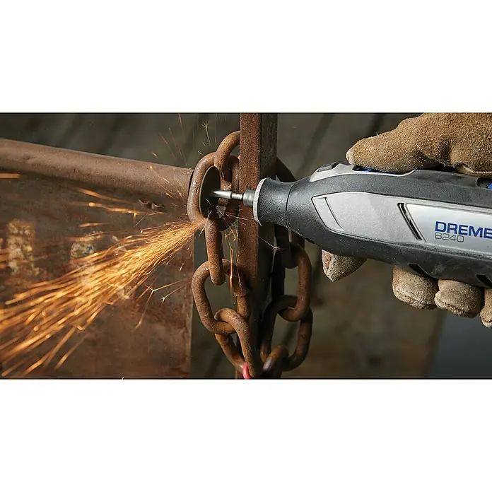 Dremel Akku-Multifunktionswerkzeug 8240-3/45 - 12 V, 1 Akku, 2 Ah, Inkl. 3 Aufsätzen und 45 Zubehören - Nahaufnahme eines Dremel 8240 beim Schneiden von Metall, wobei Funken fliegen, gehalten von einer Hand mit Arbeitshandschuh.