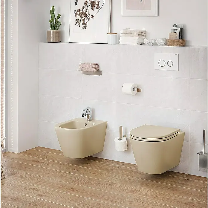 RAK Ceramics Feeling Wand-Bidet - 36 x 52 cm, Greige, Keramik, Ohne Spezialglasur - Elegante Badezimmeransicht mit einem stilvollen Bidet und einer passenden Toilette in sanften Farbtönen, die ein modernes Ambiente schaffen.