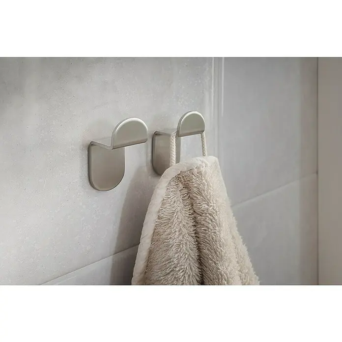 Camargue Antwerpen Handtuchhaken - 2 Stk., Edelstahl, Matt - Ein minimalistischer, silberner Handtuchhalter an einer gefliesten Wand, der ein Handtuch hält. Praktisch und modern.