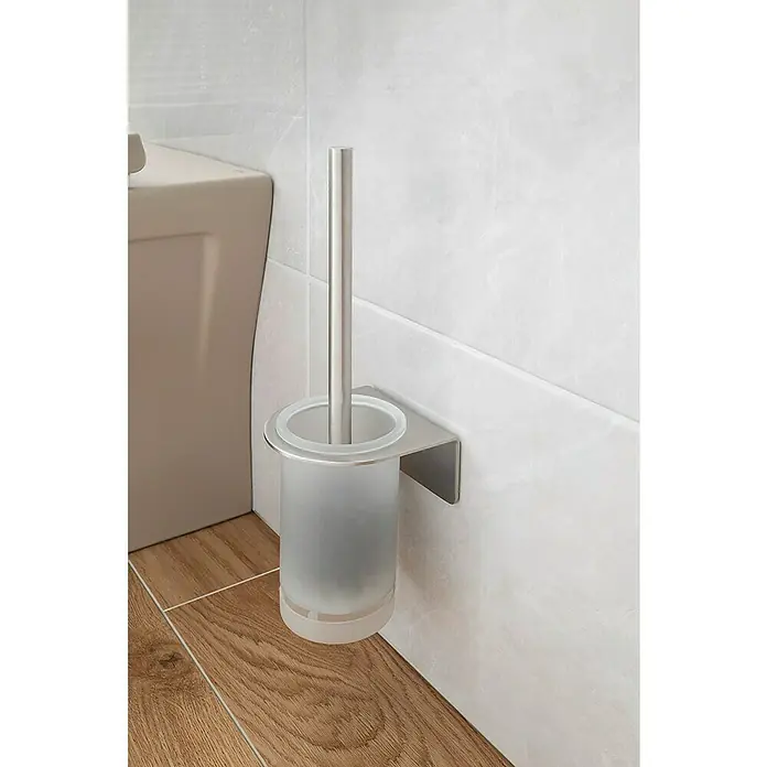 Camargue Antwerpen WC-Bürstengarnitur - Edelstahl, Matt - Nahaufnahme einer an der Wand montierten Toilettenbürste mit Halter aus Edelstahl und einem satinierten Glasbehälter.