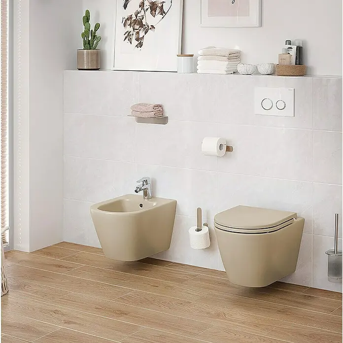 RAK Ceramics Feeling Wand-WC - Spülrandlos, Ohne Spezialglasur, Spülform: Tief, WC Abgang: Waagerecht, Cappuccino, Matt - Modernes Badezimmer mit einer wandhängenden Toilette und einem Bidet in sanften Erdtönen, die ein Gefühl von Ruhe und Eleganz vermitteln.