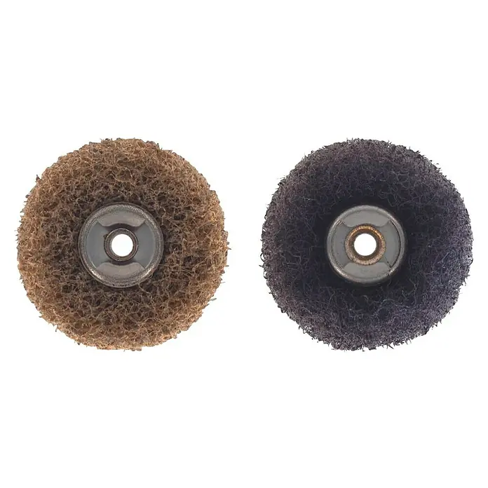 Dremel EZ SpeedClic Feinschleifscheibe MAX EZ SpeedClic S511DM - 2 -tlg. - Zwei Schleifscheiben in Braun und Schwarz, die für die Bearbeitung von Oberflächen geeignet sind, präsentiert vor schwarzem Hintergrund.